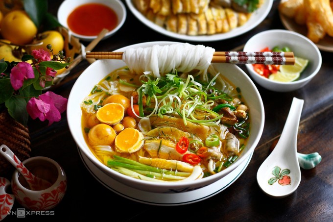 Phở gà ít bánh, bỏ da giúp cung cấp protein mà không chứa quá nhiều chất béo bão hòa, hỗ trợ giảm mỡ bụng hiệu quả. Ảnh: Bùi Thủy