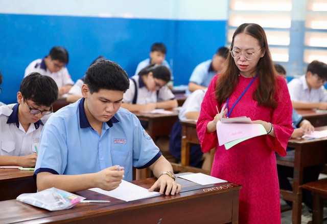 Thí sinh thi môn ngữ văn với thời gian thi 120 phút