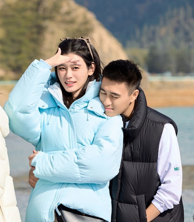 Hề Mộng Dao, Hà Du Quân tham gia show truyền hình về hôn nhân. Ảnh: Weibo