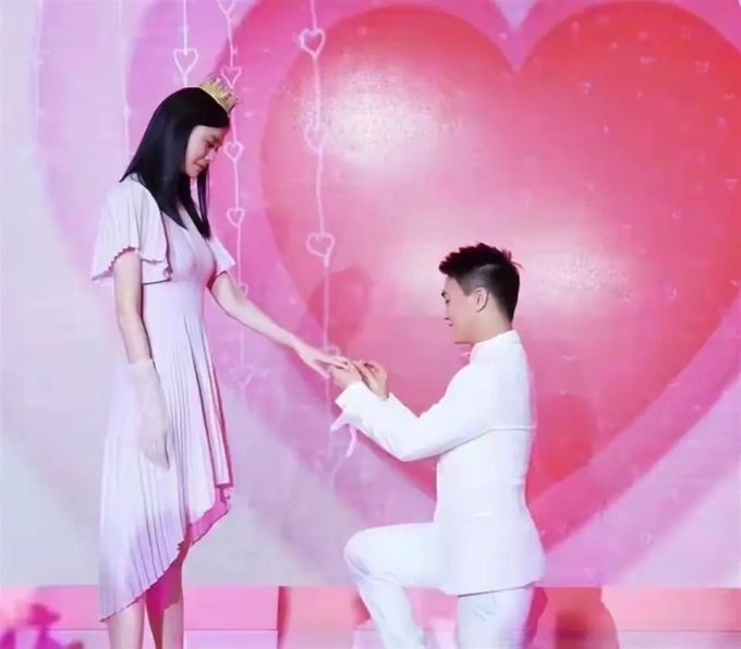 Hà Du Quân cầu hôn Hề Mộng Dao năm 2019. Ảnh: Weibo