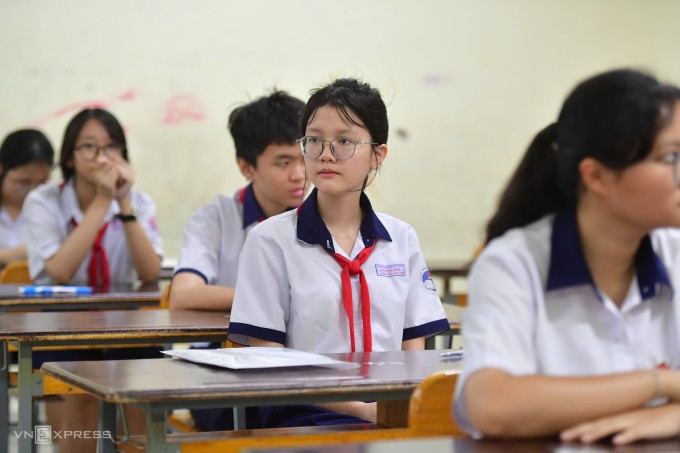 [Thí sinh trước giờ thi môn Văn vào lớp 10 TP HCM tại trường THCS Đống Đa, phường Thạnh Mỹ Tây, sáng 1/6. Ảnh: Thanh Tùng