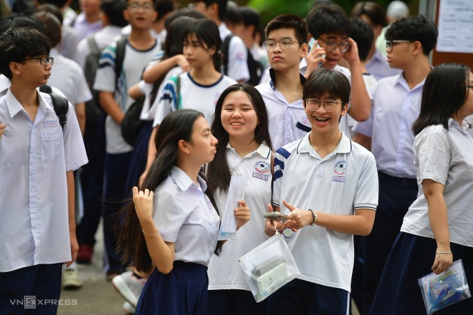 Thí sinh làm thủ tục thi lớp 10 TP HCM năm 2026, ngày 31/5. Ảnh: Thanh Tùng