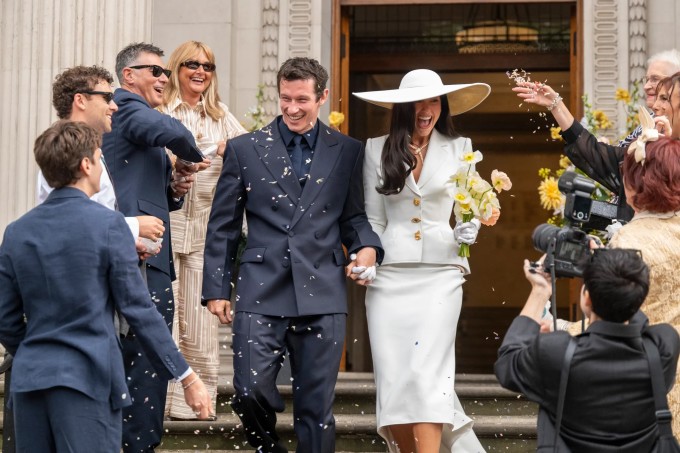Dua Lipa và Callum Turner rạng rỡ trong hôn lễ tổ chức tại Tòa thị chính Marylebone, London. Ảnh: The Sun
