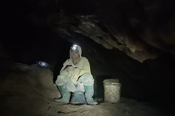 Một trong số các nạn nhân mắc kẹt trong hang ngập nước ở Xaisomboun, Lào, ngày 28/5. Ảnh: AP