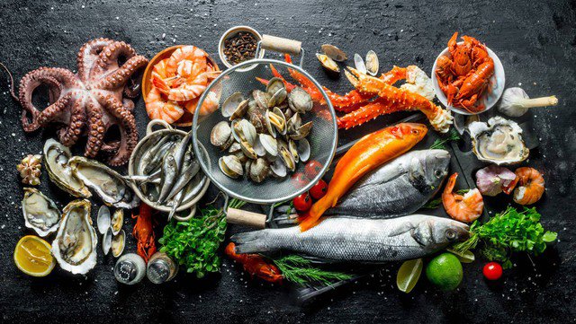 Các loại thực phẩm này không được chế biến và sơ chế đúng cách, đảm bảo vệ sinh an toàn thực phẩm thì rất dễ bị vi khuẩn xâm nhập.