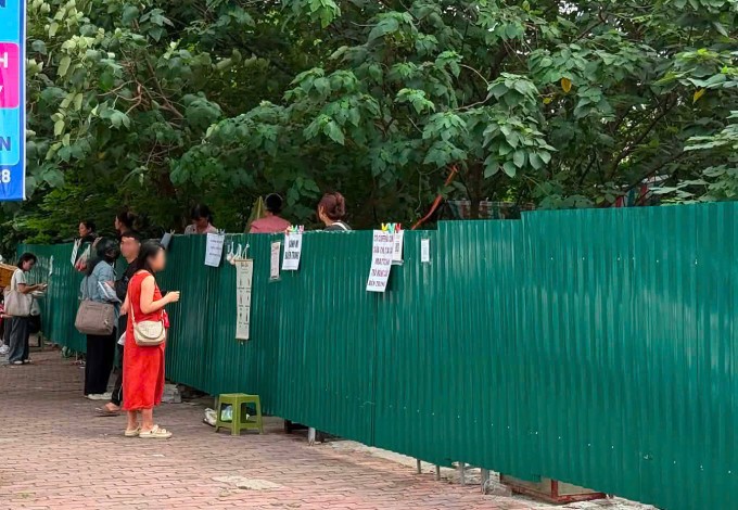 Mua bán 'du kích' trên vỉa hè Hà Nội - 1