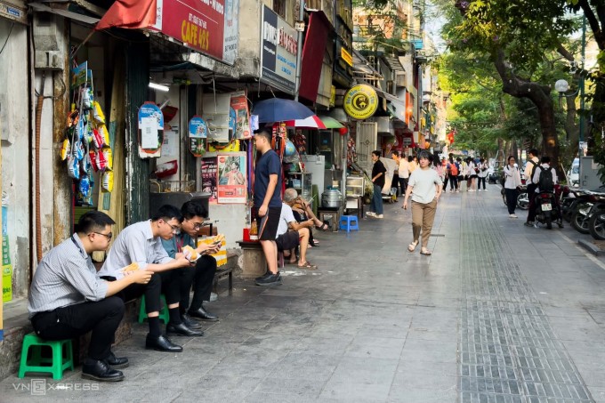 Mua bán 'du kích' trên vỉa hè Hà Nội - 6