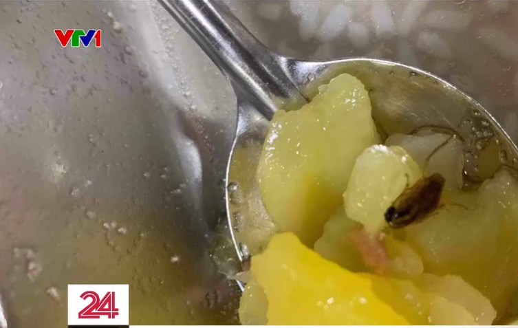 Hình ảnh cơm có dị vật, được cho là ở nhà ăn A15, Đại học Bách khoa Hà Nội. Ảnh chụp màn hình VTV