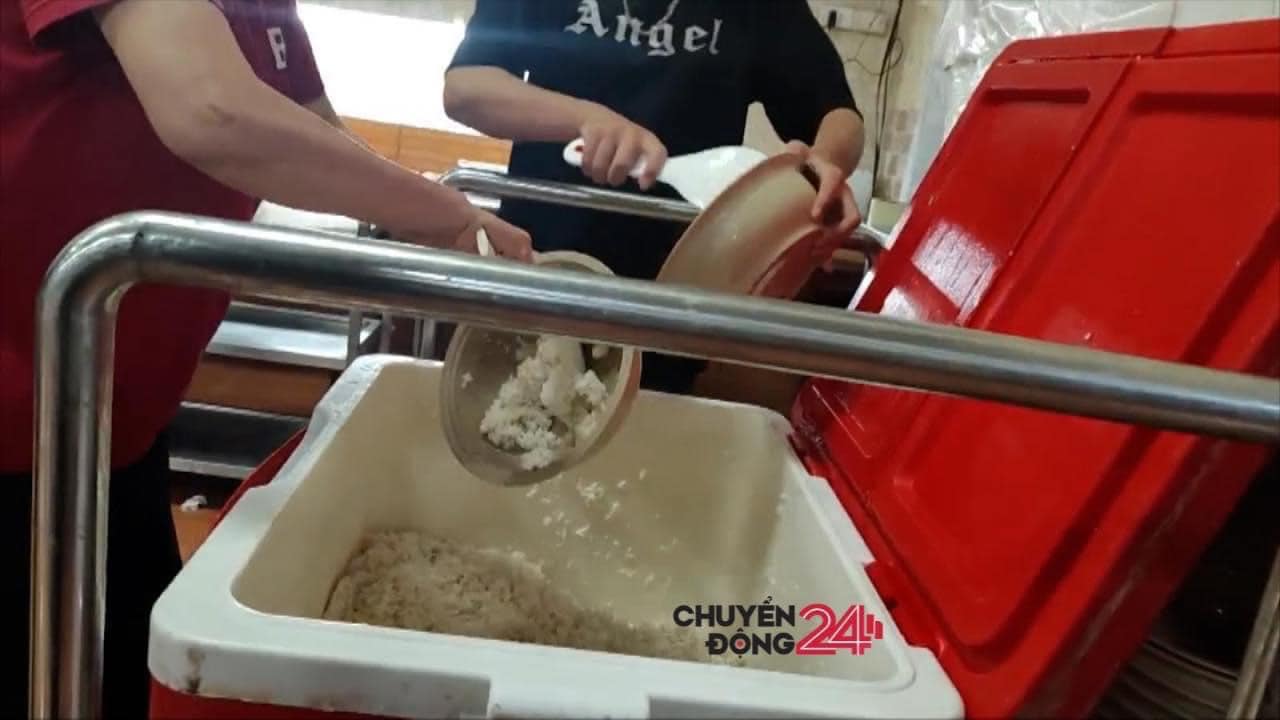 Hình ảnh đổ cơm thừa vào thùng do sinh viên cung cấp. Ảnh chụp màn hình VTV