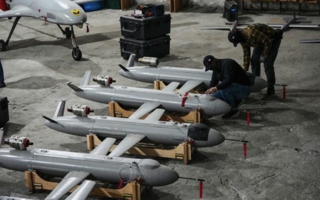 Ukraine chuẩn bị UAV cho một cuộc tấn công vào Nga. Ảnh: AP