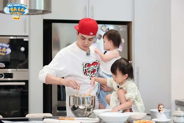 Tuấn Dương một mình chăm sóc 2 con.