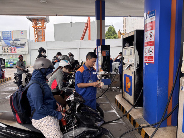Khách đổ xăng E10 tại các cây xăng ở TPHCM