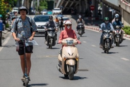 Người nước ngoài 'sốc nhiệt' vì mùa hè Hà Nội