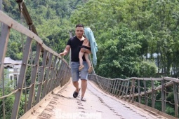 Thót tim cảnh người dân đi lại trên cầu treo xiêu vẹo như sắp rơi