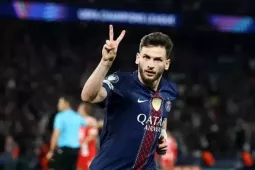 Kvaratskhelia hay nhất Champions League, thách thức danh hiệu Quả bóng Vàng
