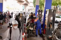 Hà Nội: Dòng người xếp hàng đổ xăng E10