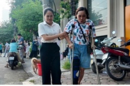 Mẹ chống nạng đến điểm thi động viên con trong kỳ thi "chọi khủng" vào chuyên Sở