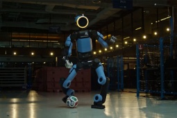 Video: Robot Atlas của Hyundai phô diễn tuyệt kỹ bóng đá vắt chéo chân cực đỉnh