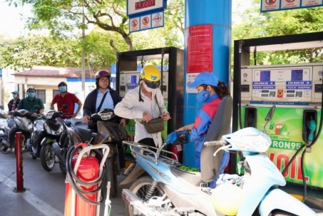 Hà Nội: Dòng người xếp hàng đổ xăng E10