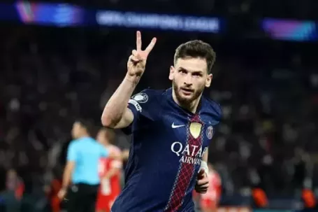 Kvaratskhelia hay nhất Champions League, thách thức danh hiệu Quả bóng Vàng