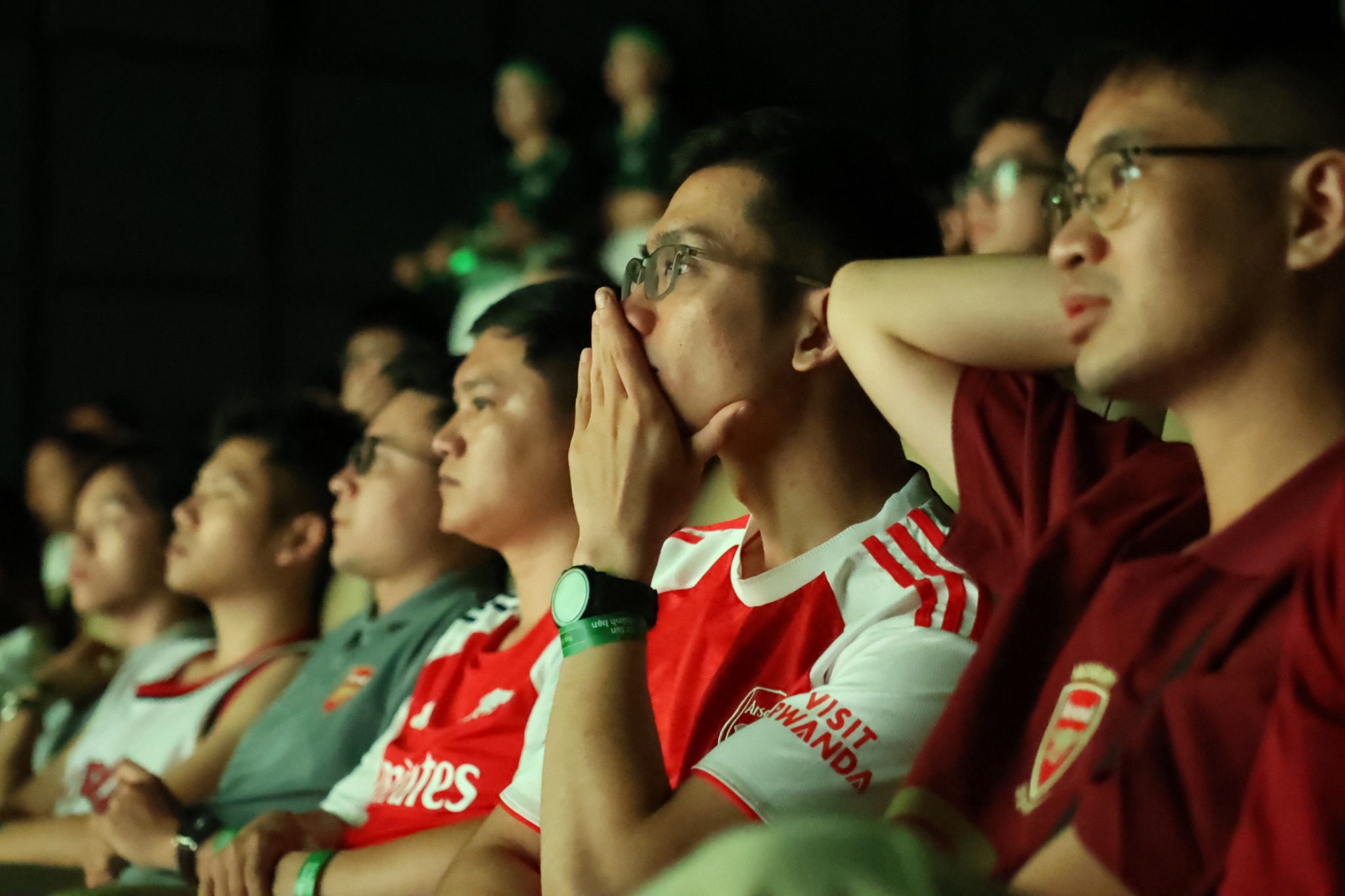Fan PSG vỡ òa trong chiến thắng, fan Arsenal lắng lại trong tiếc nuối, nhưng cả hai cùng gặp nhau ở tình yêu bóng đá và tinh thần kết nối sau trận đấu.