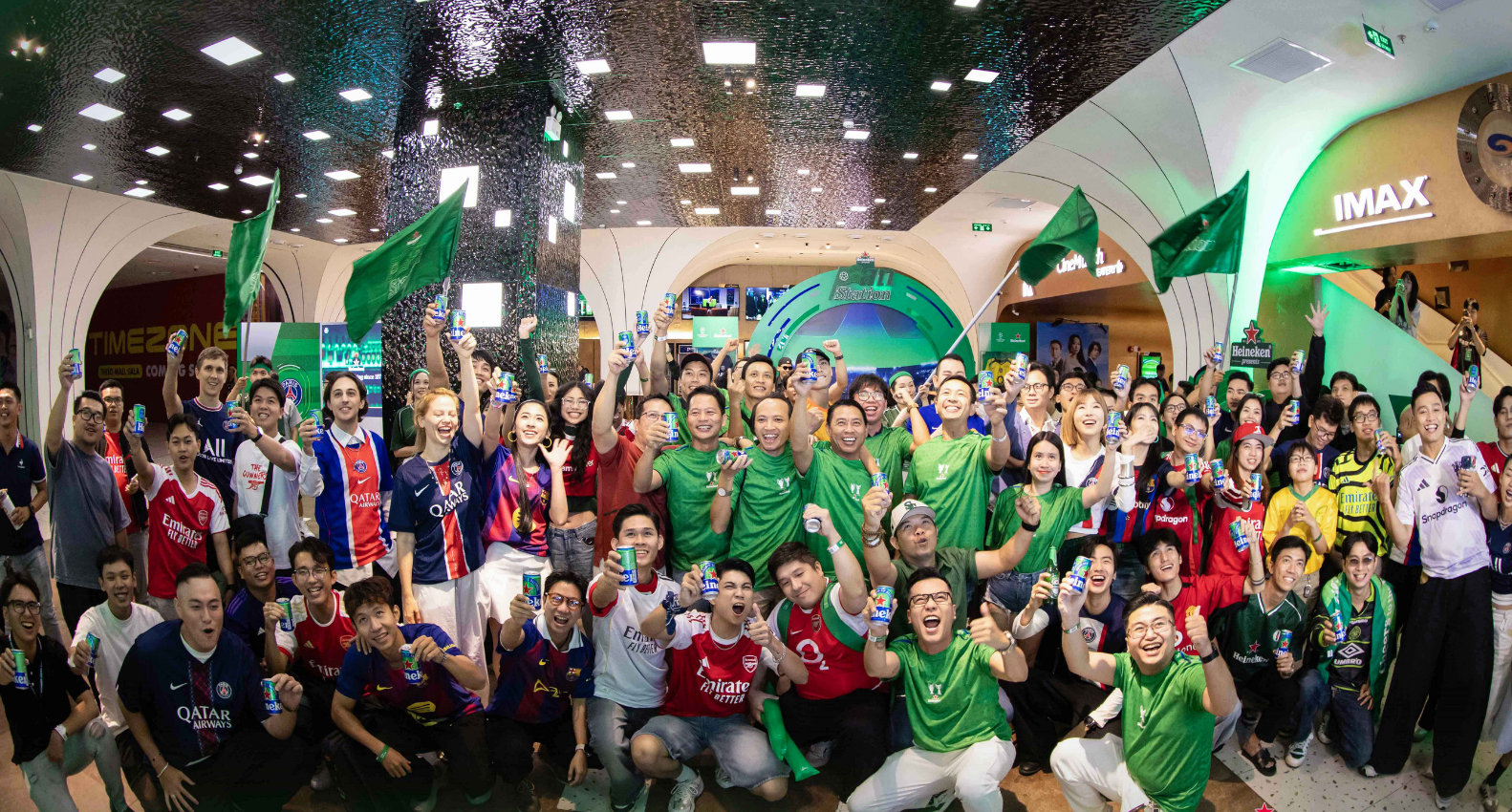 Đông đảo fan bóng đá tại Heineken FanStation Galaxy CineX Hà Nội Centre và Galaxy Sala