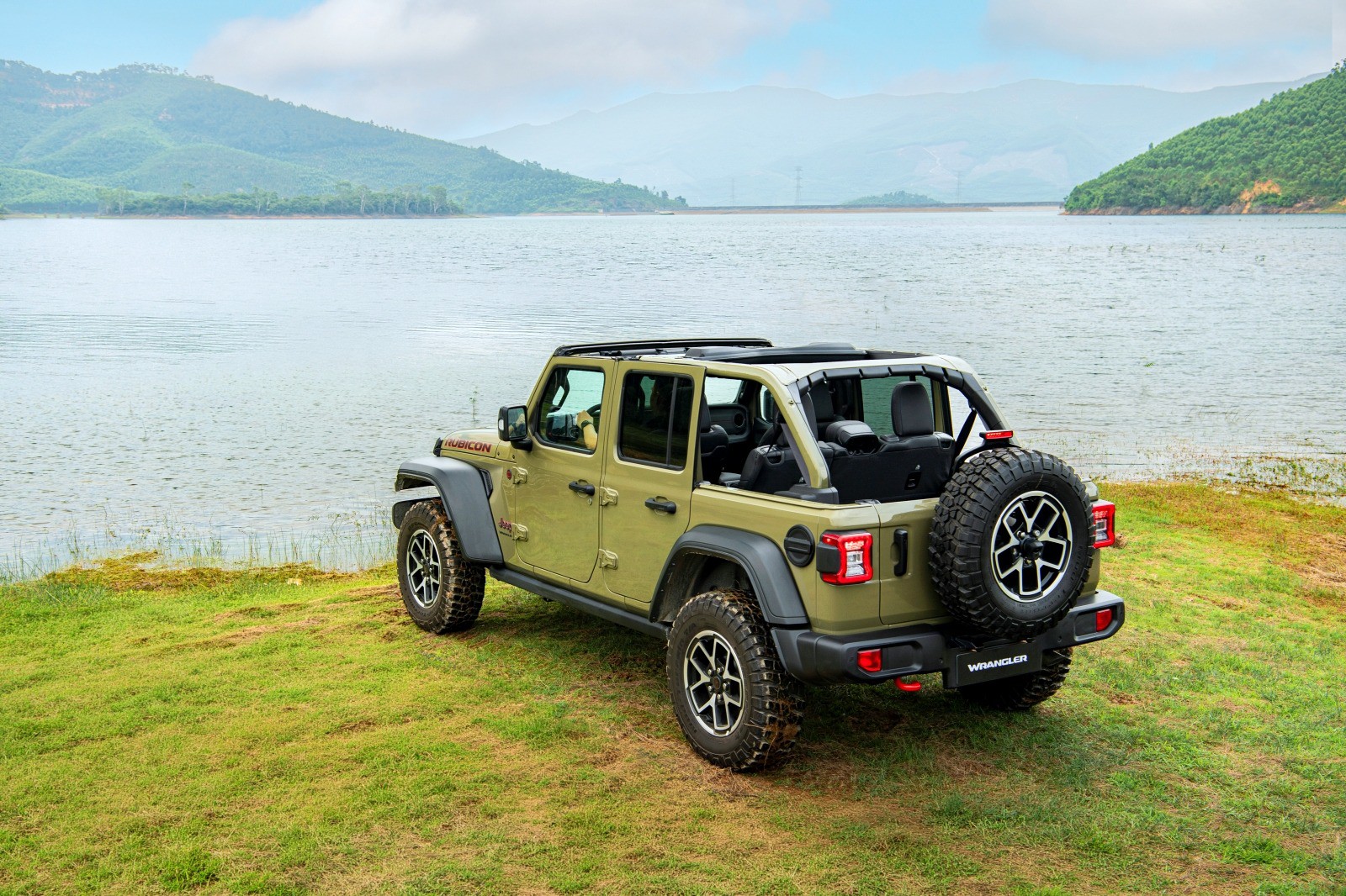 Jeep Wrangler mới được phân phối tại Việt Nam với ba phiên bản gồm Sport, Sahara và Rubicon.