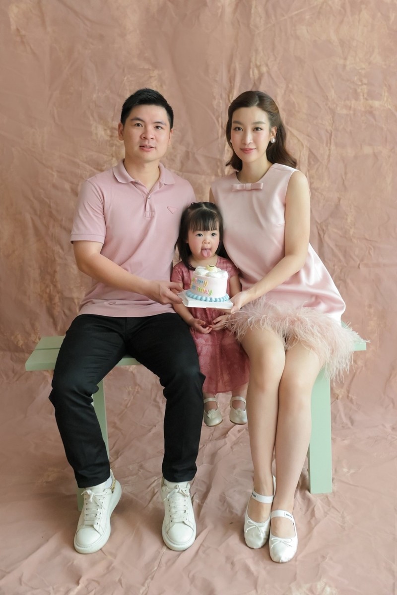 Hoa hậu Mỹ Linh nhiều lúc "đứng hình" vì không biết giải thích ra sao với những câu hỏi của con gái.