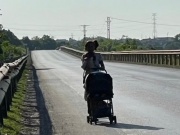 Người mẹ đẩy xe chở con dưới nắng miền Trung bỏng rát, từ chối mọi sự giúp đỡ