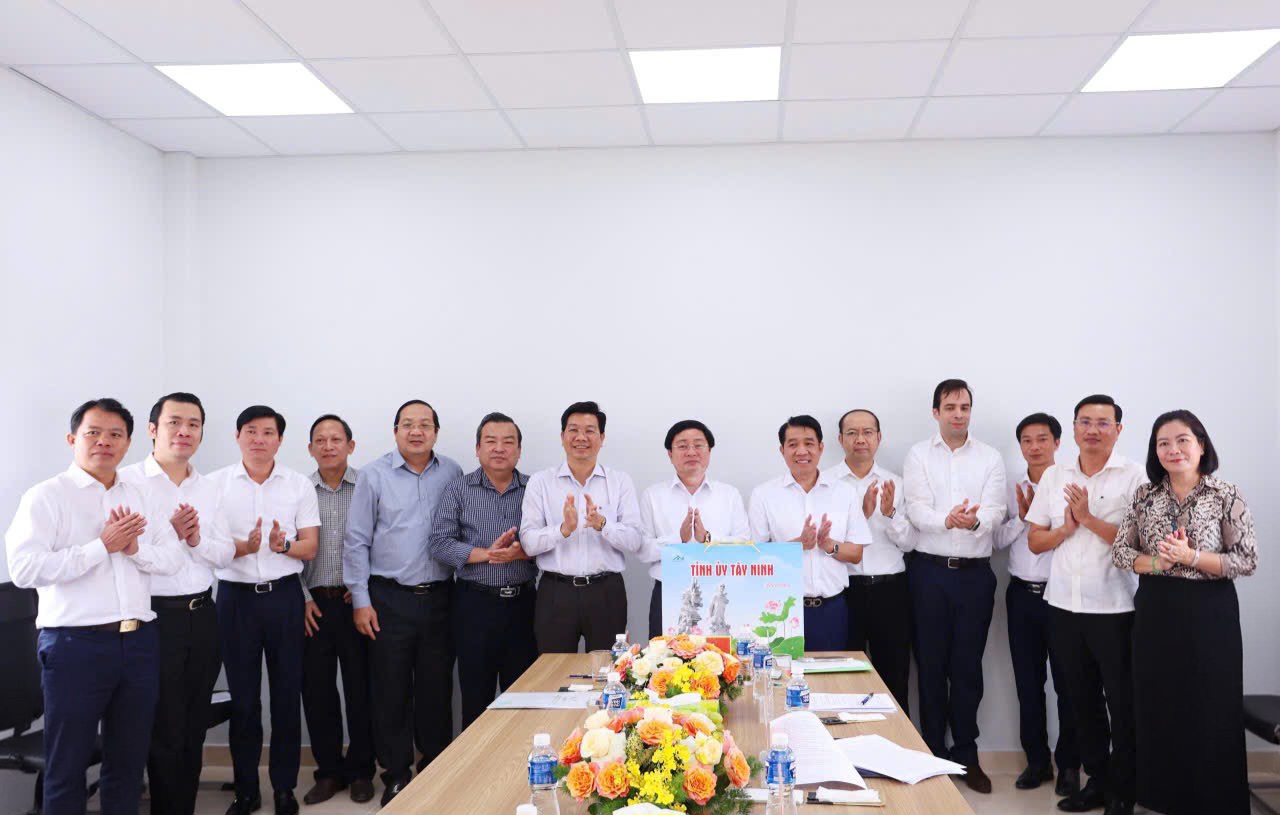 Các đại biểu chụp ảnh lưu niệm sau buổi làm việc và khảo sát thực tế tại Dự án DHN Tây Ninh 2.