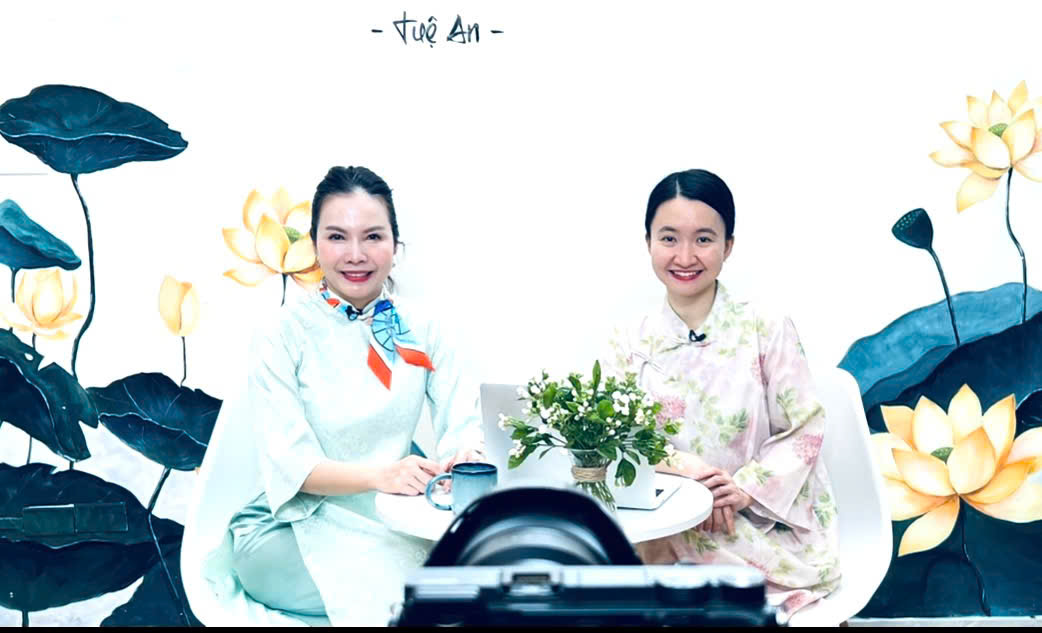 Coach Tuệ An – Founder Happy Academy và coach Moon Nguyễn trong 1 buổi ghi hình chia sẻ về sức khỏe tinh thần và chữa lành các mối quan hệ