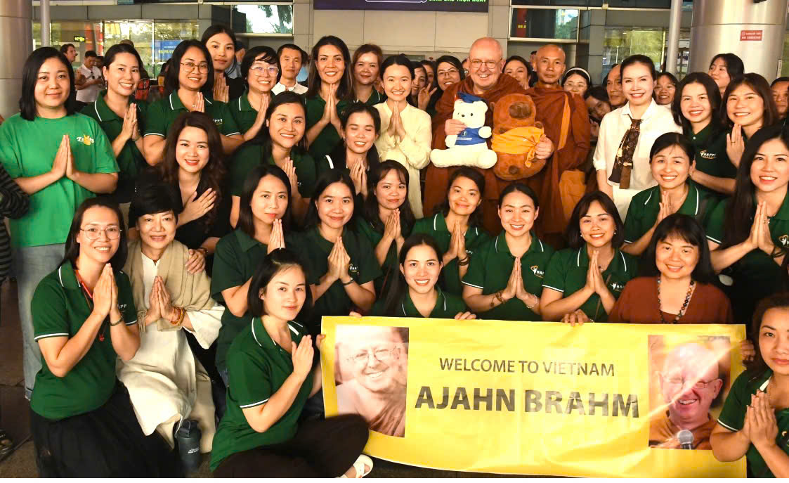 Coach Tuệ An, coach Moon Nguyễn cùng đội ngũ chuyên gia Happy Academy chào đón thiền sư nổi tiếng thế giới Ajahn Brahm về Việt Nam để lan tỏa các giá trị về hạnh phúc, bình an tới cộng đồng