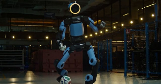 Video: Robot Atlas của Hyundai phô diễn tuyệt kỹ bóng đá vắt chéo chân cực đỉnh