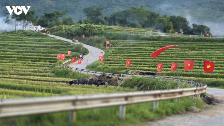 Những cung đường uốn lượn giữa núi non đưa du khách chạm tới vẻ đẹp thơ mộng và nguyên sơ của Khu bảo tồn thiên nhiên Pù Luông.