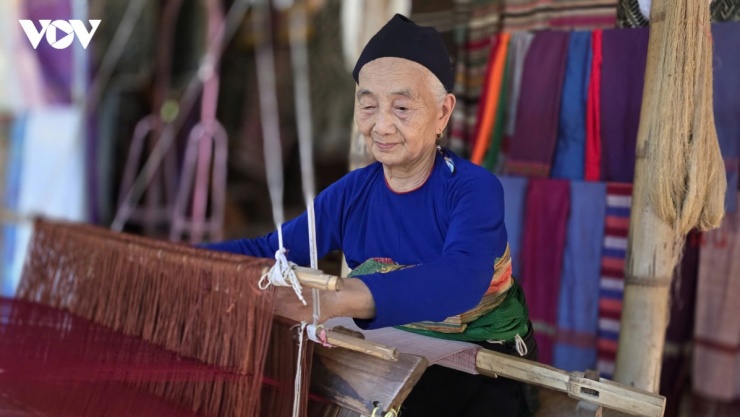 Bà Hà Thị Lan, một nghệ nhân dệt thổ cẩm ở bản Lặn cho biết, thời gian gần đây lượng khách quốc tế đến tham quan, tìm hiểu nghề truyền thống ngày càng nhiều. Không ít du khách dành hàng giờ để xem cách nhuộm sợi, dệt hoa văn và mua khăn, túi, váy thổ cẩm làm quà lưu niệm.