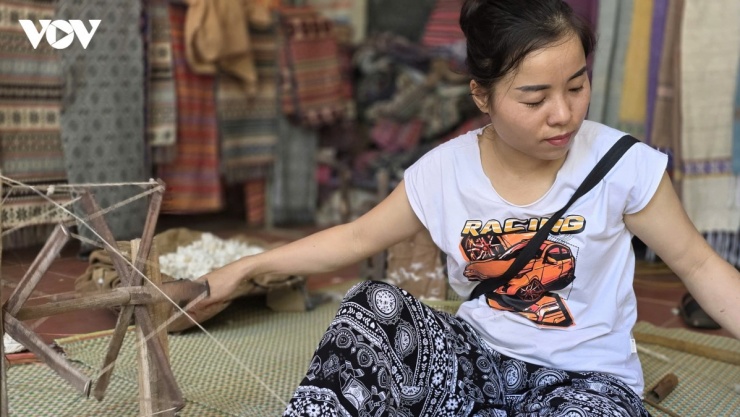 Giữa nhịp sống hiện đại, nghề dệt thổ cẩm truyền thống của đồng bào Thái ở Khu bảo tồn thiên nhiên Pù Luông vẫn đang được người dân nỗ lực gìn giữ và trao truyền cho thế hệ trẻ. Nhiều nghệ nhân lớn tuổi không chỉ duy trì khung cửi trong mỗi nếp nhà sàn mà còn trực tiếp hướng dẫn con cháu học cách se sợi, nhuộm màu và dệt hoa văn truyền thống. Việc gắn nghề dệt với phát triển du lịch cộng đồng cũng góp phần tạo sinh kế, giúp lớp trẻ thêm yêu và tự hào với bản sắc văn hóa dân tộc mình.