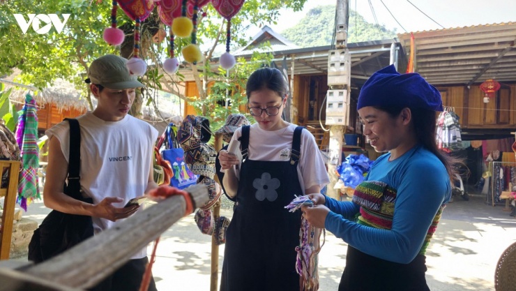 Những sản phẩm mộc mạc mang đậm hơi thở núi rừng không chỉ là quà lưu niệm mà còn chứa đựng nét văn hóa đặc sắc của người Thái, khiến du khách lưu luyến khi rời Pù Luông.