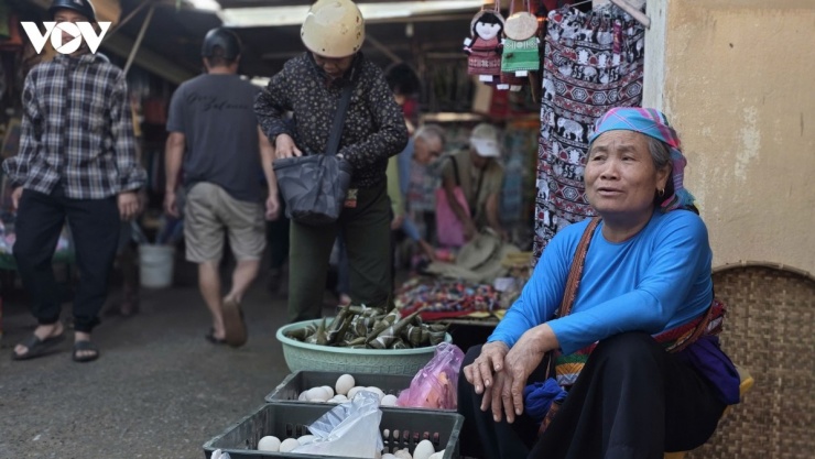 Tại chợ phố Đoàn, từ sáng sớm, người dân các bản làng mang theo rau rừng, măng, mật ong, gà đồi, vải thổ cẩm… đến buôn bán. 
