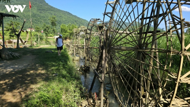 Nhiều du khách khi đến Pù Luông tỏ ra thích thú trước những guồng nước tre của đồng bào Thái nằm dọc các con suối trong bản. Guồng nước Pù Luông quay đều ngày đêm, đưa nước từ suối lên ruộng bậc thang bằng phương thức hoàn toàn tự nhiên khiến nhiều du khách nước ngoài tò mò, thích thú ghi hình và trải nghiệm.