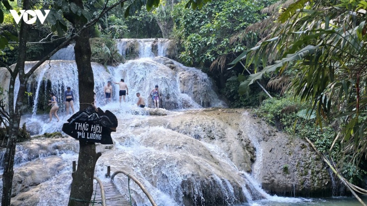  Nhiều du khách khi đến Pù Luông thích thú hòa mình vào dòng nước mát lạnh ở Thác Hiêu. Con thác nằm giữa núi rừng nguyên sơ, nước chảy róc rách qua từng tầng đá phủ rêu xanh tạo nên khung cảnh vừa hùng vĩ vừa yên bình.