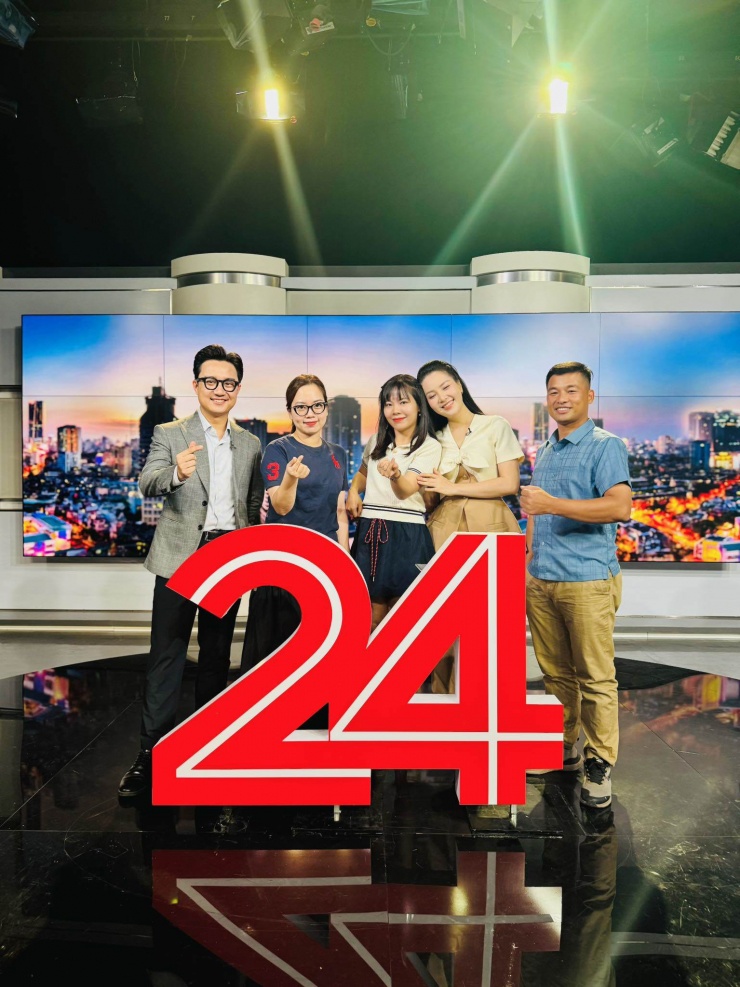 BTV Nguyễn Phương Ly cùng các động nghiệp trước khi rời VTV24. Ảnh: FBNV