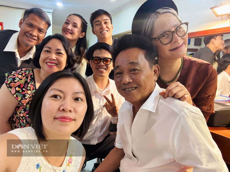 Nghệ sĩ Nhân dân Quốc Khánh đến thăm các đồng nghiệp ở Nhà hát Kịch Việt Nam trong hậu trường một buổi biểu diễn. Ảnh: TV
