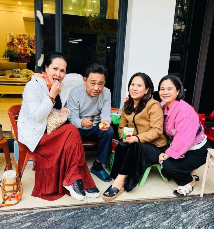 Nghệ sĩ Nhân dân Lan Hương cùng bạn bè đến thăm Nghệ sĩ Nhân dân Quốc Khánh. Ảnh: FBNV