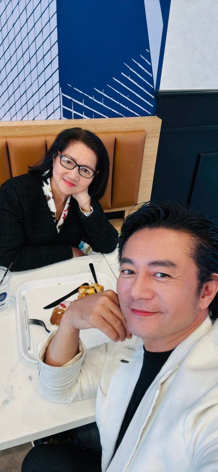 Trương Minh Cường và mẹ. Ảnh: FBNV