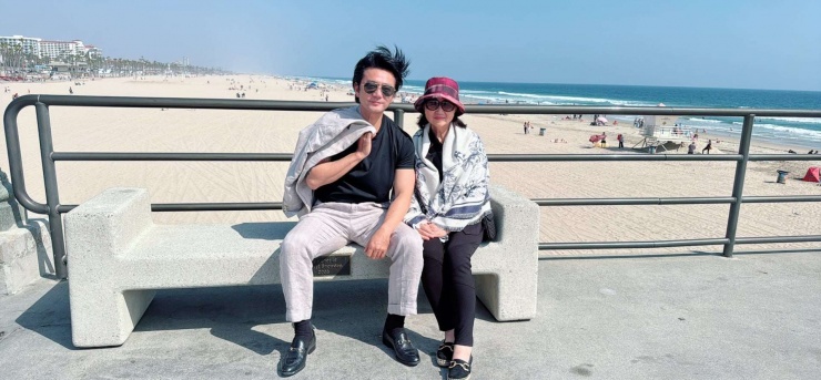 Trương Minh Cường và mẹ. Ảnh: FBNV