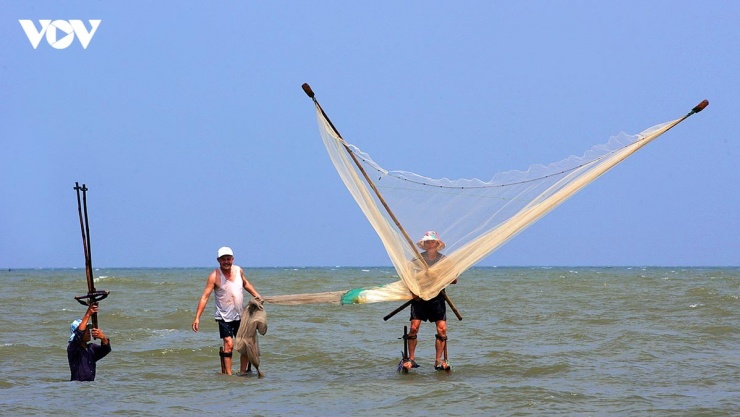 Đi&nbsp;cà kheo trên sóng vốn là một kỹ năng để mưu sinh của ngư dân ven biển Thịnh Long, Ninh Bình nay đã trở thành đặc sản văn hóa, hấp dẫn du khách đến tham quan, trải nghiệm.
