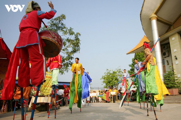 Sự dịch chuyển kinh tế tạo tiền đề cho bước ngoặt mới. Thay vì mai một, cà kheo đã “lột xác” trở thành loại hình diễn xướng dân gian độc đáo.&nbsp;Từ không gian bao la của biển cả, đôi cà kheo tiến vào các lễ hội truyền thống địa phương.
