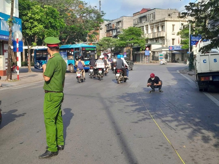 Các cơ quan chức năng khám nghiệm hiện trường, điều tra, làm rõ.