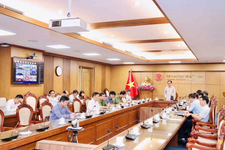 Bộ trưởng Hoàng Minh Sơn chủ trì hội nghị tại điểm cầu Bộ GDĐT.