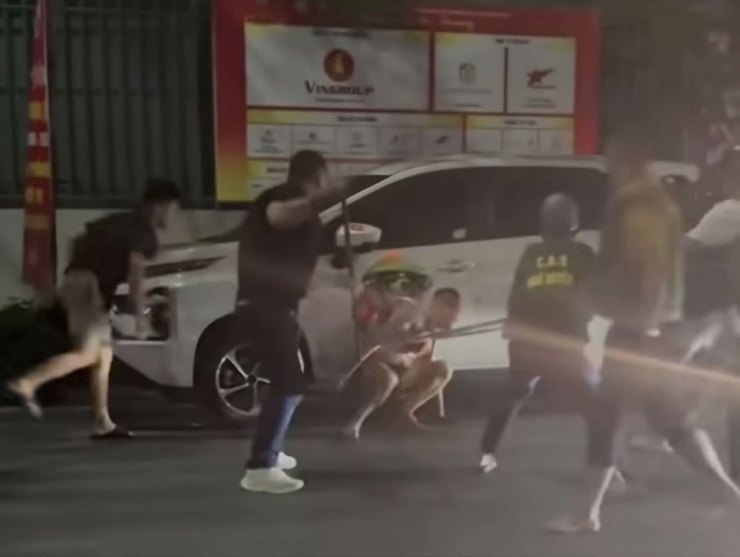 Đối tượng bị công an khống chế.